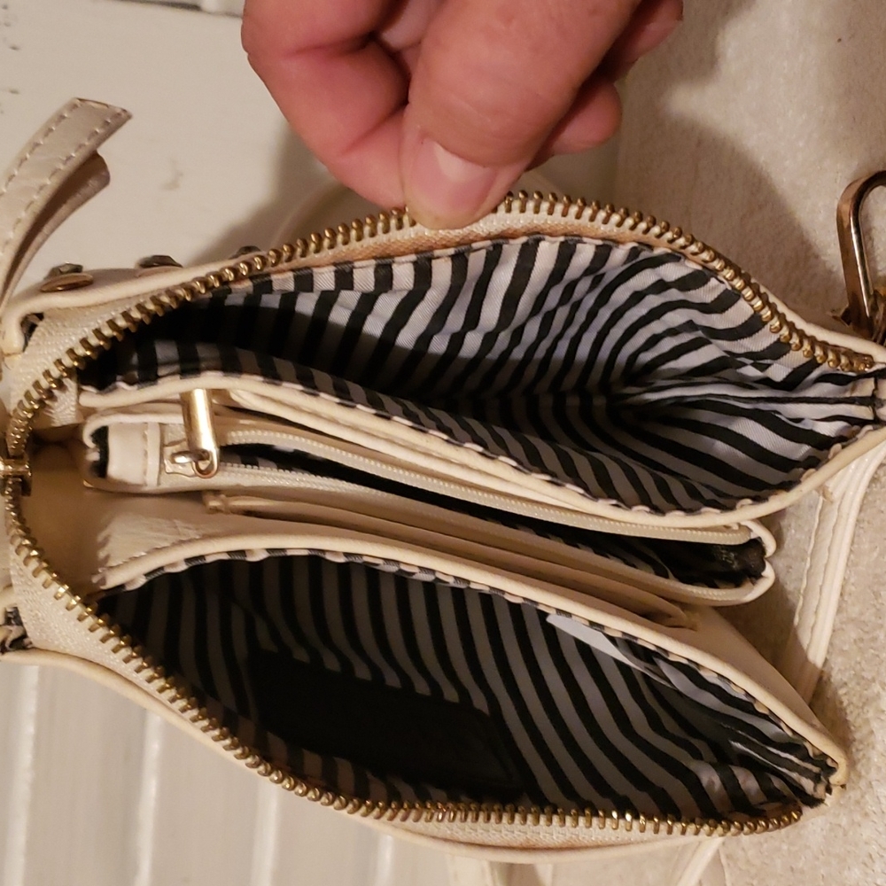 Charming Charlie Crossbody - Picture 5 of 6